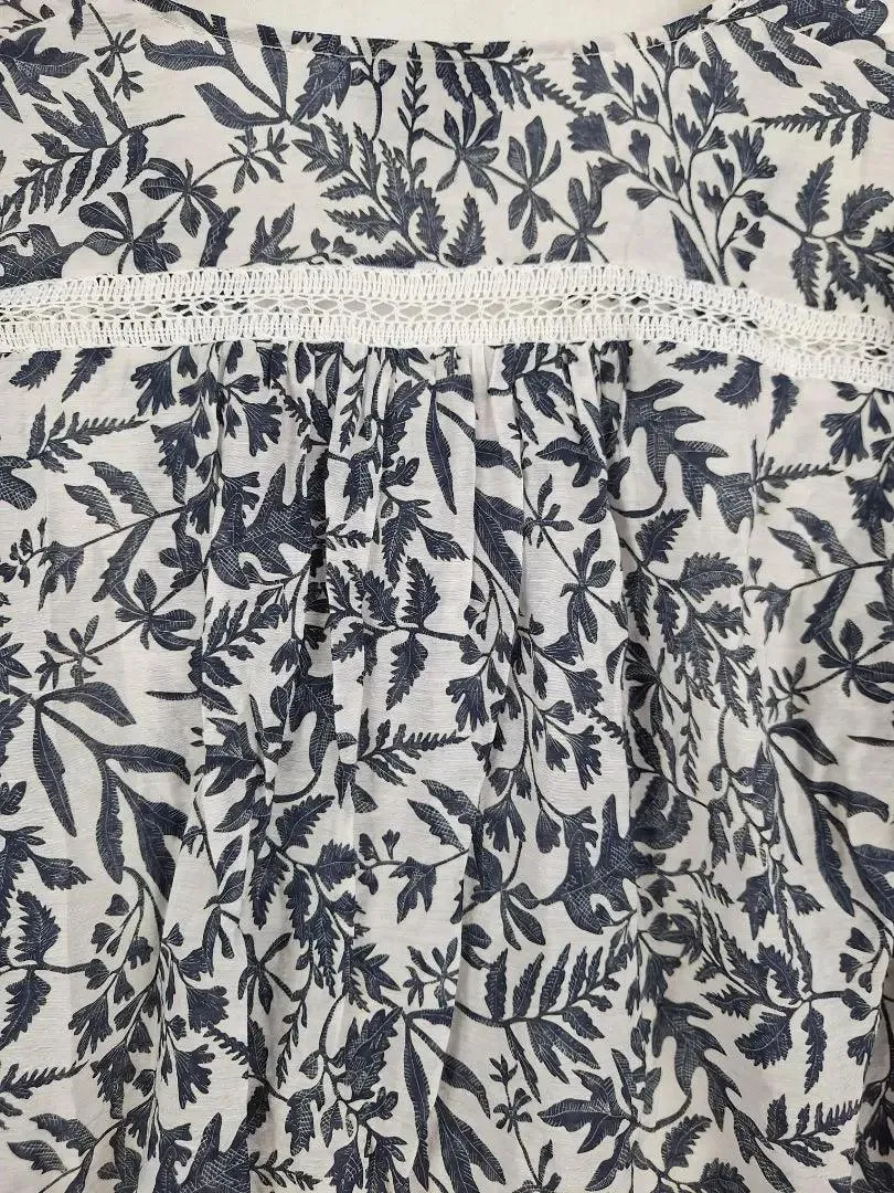 Esmaee Lightweight Fern Leaf Blouse Size M